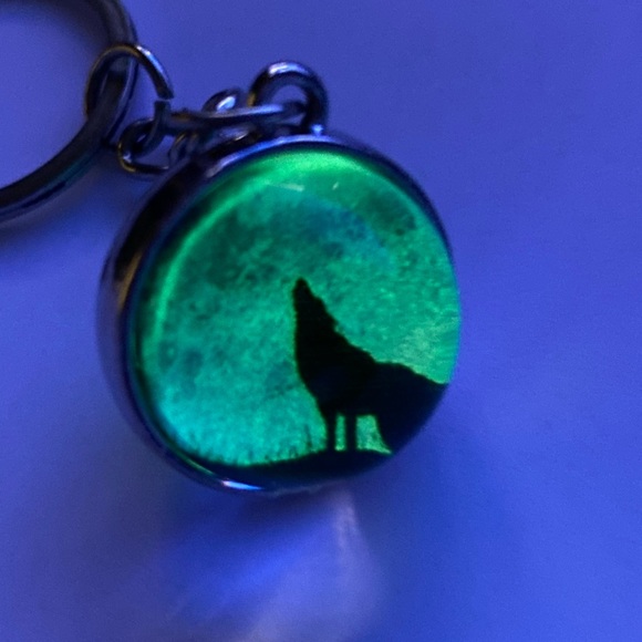 Wolf keychain glow in dark with light - Picture 4 of 4